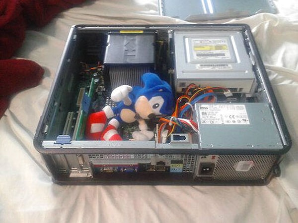 11. "Я чинил компьютер, и мой 4-летний сын спросил, зачем. Я сказал, чтобы он работал быстрее. Некоторое время спустя сын сказал, что решил проблему. И тут я увидел это"