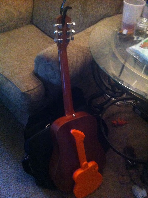 20. "Сказал 3-летней дочери убрать игрушки. Вот куда она поставила свою гитару"