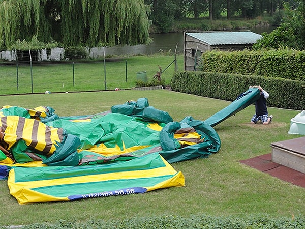 21. "Сказала 5-летнему сыну, что если сможет надуть батут, то может на нем попрыгать"