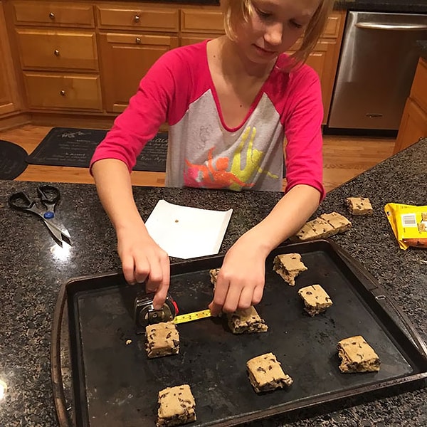 24. "В рецепте сказано, что нужно выложить их на расстоянии 8 см друг от друга"