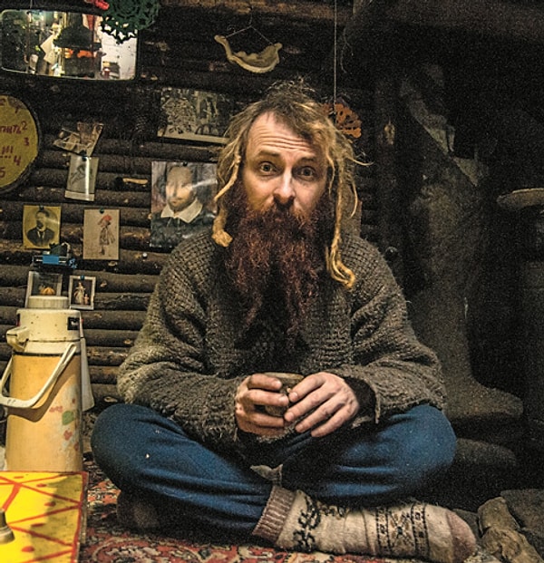 2. Ежедневные походы в офис и обратно, скучная серая жизнь и постоянная нехватка финансов — всё это вынудило Юрия начать поиск выхода из этого замкнутого круга.