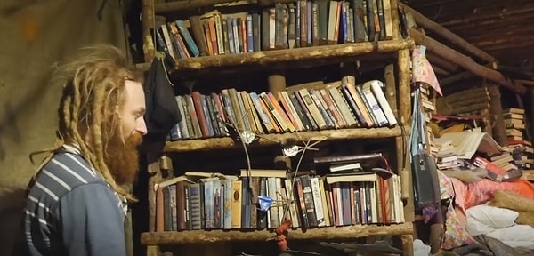 8. Но главным достоянием своего жилища Юрий считает свою библиотеку. Все его книги зарегистрированы во всемирной библиотеке буккроссинга. Люди, приходящие навестить Юрия, могут взять у него что-нибудь почитать и оставить взамен свои книги.