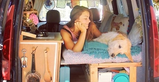 Женщина превратила старый минивэн в домик на колесах, чтобы путешествовать со своей собакой