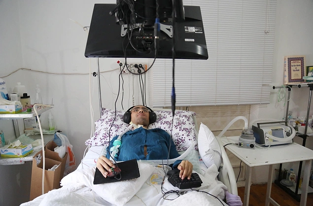 6 yaşına kadar yürüyebilen Muammer Ersin, ilkokul birinci sınıfta arkadaşlarının yazı yazma hızına yetişemeyince öğretmeninin "Hep geç kalıyorsun" demesinin ardından okula gitmekten vazgeçmiş. 17 yaşına geldiğinde ise tamamen yatağa bağımlı hale gelmiş.