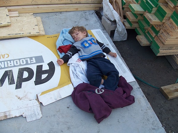 7. Семья смогла воплотить свою мечту, взяв кредит в банке на 150 тыс. долларов для закупки стройматериалов, просмотрев множество уроков на Youtube и работая в команде