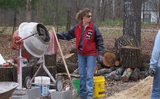 Мать 4-х детей самолично построила дом, смотря уроки на Youtube