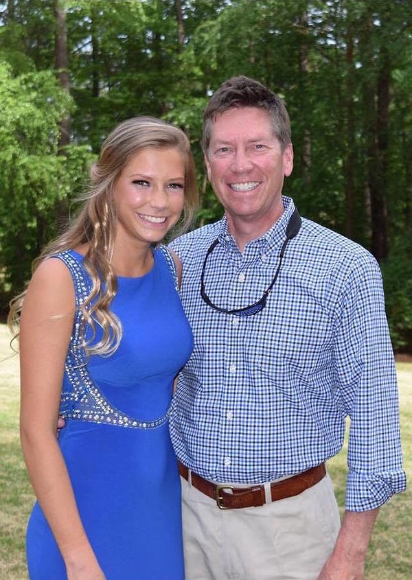 1. Крис Холкомб, отец 18-летней Клэр, является метеорологом из Атланты, так что он знает все о погоде.