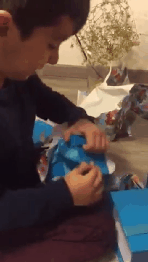 Garibim iç içe girmiş paketleri şevkle açıyor, açıyor, sonuç hüsran...