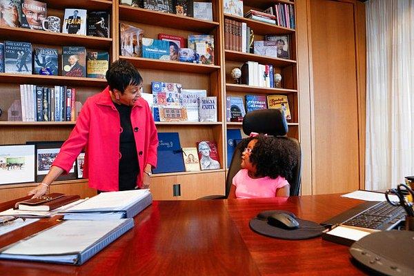 Daliyah, 2 saatlik gezi boyunca Kongre Kütüphanesi'nin 14. kütüphane görevlisi olan Dr. Carla Hayden ile tanıştı. Hayden, Daliyah'ın kendi masasına oturmasına izin verdi ve onunla kitaplar hakkında sohbet etti.