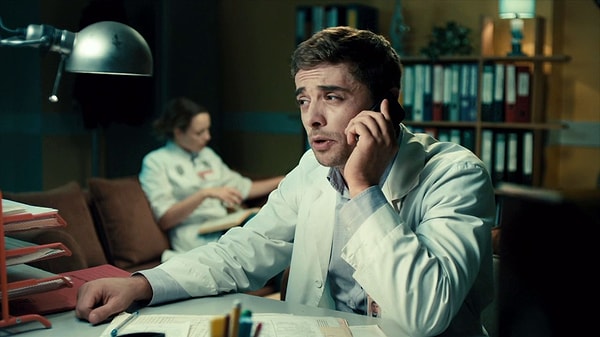 2. Несмотря на то что Илья Глинников более известен, как легкомысленный повеса Романенко, которого он играет в "Интернах", в реальной жизни он достаточно серьезен