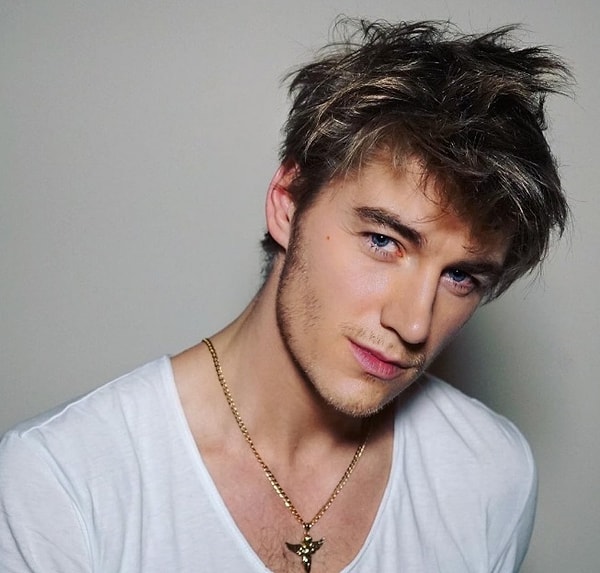 1. 28-летний красавец Алексей Воробьев, несмотря на огромное желание создать семью, никак не может найти свою половинку