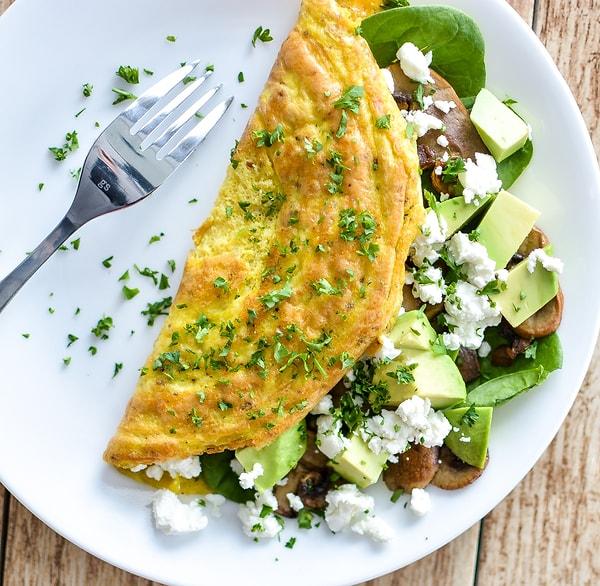1. Kahvaltılarda mutlaka tüketilmesi gereken avokadoyu, omletin içine alalım.