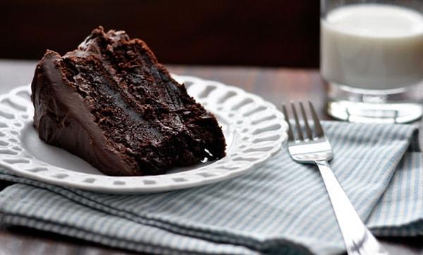 8. Bol çikolata soslu ıslak kek desek dikkatinizi çekebilir miyiz?