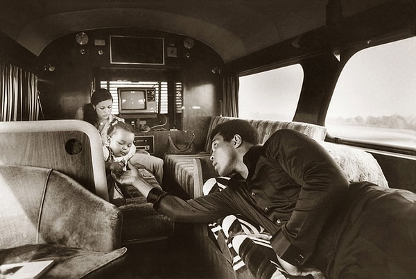 25. Али и его семья едут в доме на колесах из Дир Лейк в Вашингтон ради специального визита в Белый дом, чтобы встретиться с президентом Джимми Картером, 1977 год