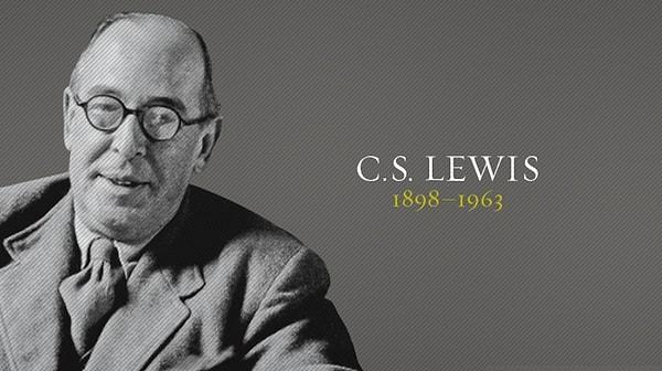 C. S.  Lewis, Narnia serisini 1939 yılında kaleme almaya başlamış, 1950'de tamamlayabilmiş. Yani tam da İkinci Dünya Savaşı zamanlarındaki yokluk dönemine denk geliyor.