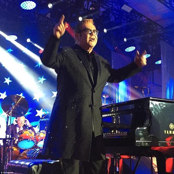 Elton John ise gece boyunca piyanoda 12 şarkı çalarak davetlilere keyifli anlar yaşattı. Bakınız...