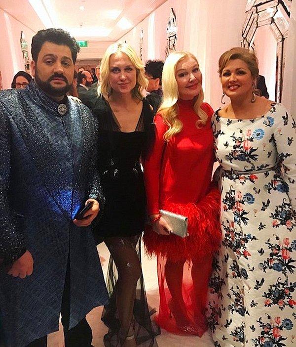 En sağdaki opera yıldızı Anna Netrebko diğer bazı sanatçı dostlarıyla birlikte.