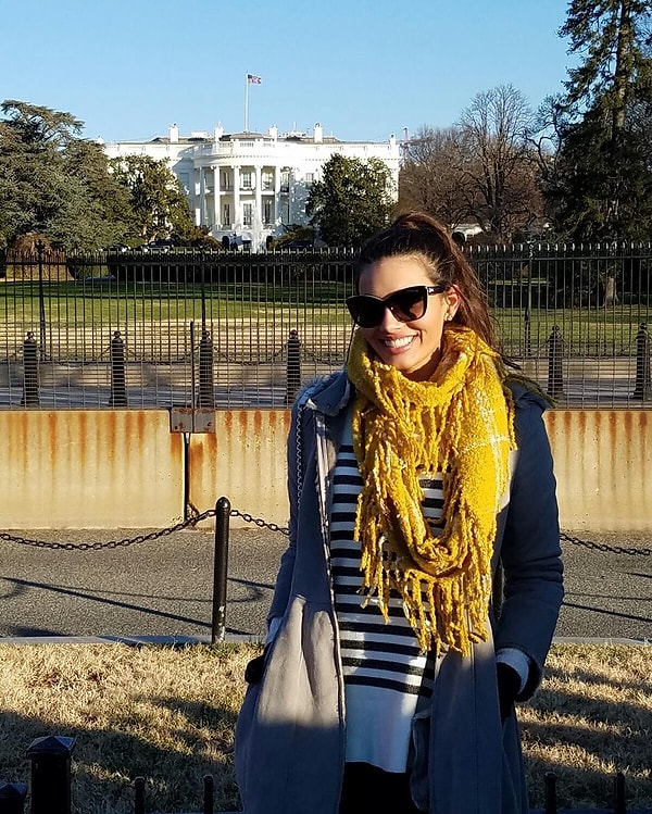 12. Даже солнцезащитные очки не способны затмить красоту этой девушки!