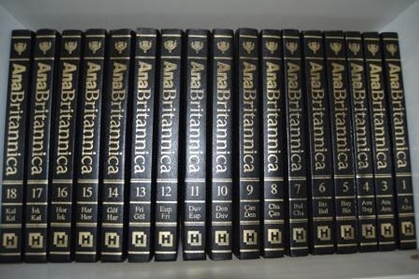 2. Когда вместо Гугла ищешь необходимую информацию в энциклопедиях из домашней библиотеки.