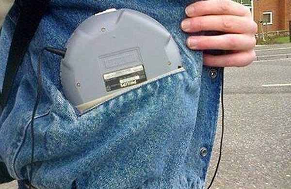 3. Когда носишь одежду с большими карманами, чтобы туда можно было положить крупногабаритный CD-плеер.