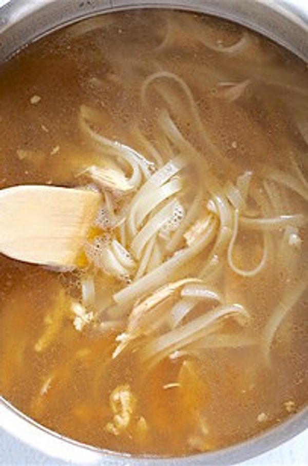 23. Рисовая лапша с курицей и зеленью