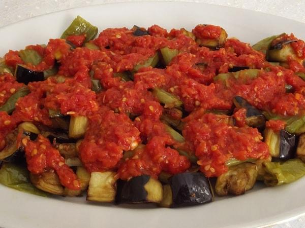 2. Ilık ılık en güzel yenecek yemeklerden biri: Domates soslu patlıcan kızartma