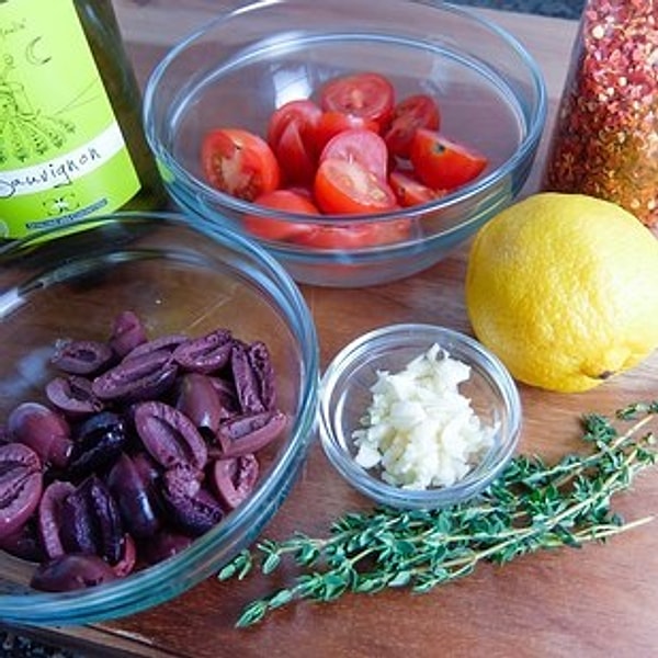 7. Тилапия с томатами и оливками, запеченная в пергаменте