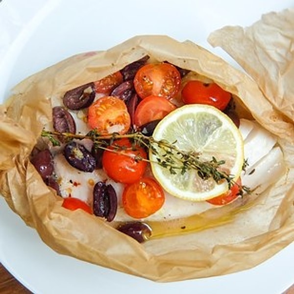 7. Тилапия с томатами и оливками, запеченная в пергаменте