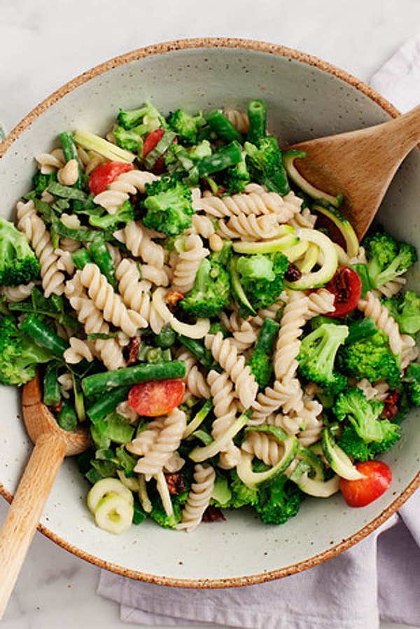 6. Паста с лимоном, тахини и свежими овощами