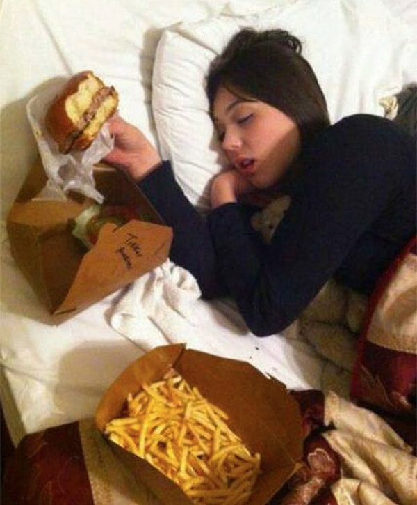 5. "Моя сестра веган. Вчера она и ее друзья тусовались всю ночь и уснули на моей кровати. Она очень удивится, когда проснется" 🍔🍟