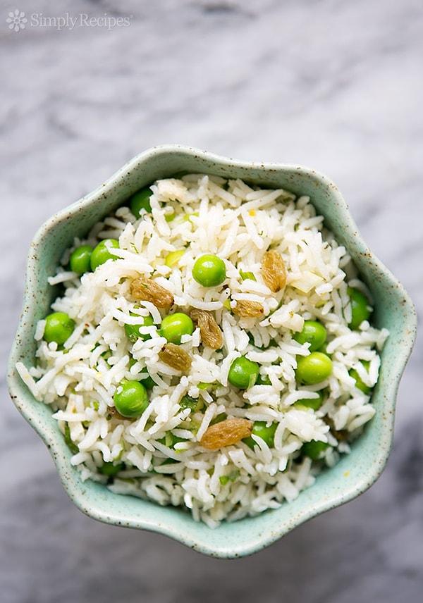 7. Tek başına bile sizi tıka basa doyuracak bu pirinç salatası!