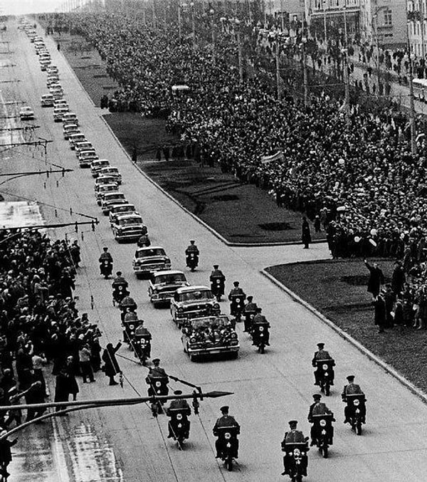 12. Многим президентам и не снилось... Кортеж первого космонавта Юрия Гагарина. Москва. РСФСР. СССР. 14 апреля 1961 год.