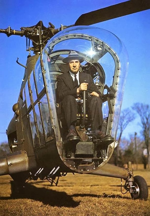 4. Изобретатель первого вертолета Игорь Сикорский в вертолете Sikorsky H-5, 1945 год.
