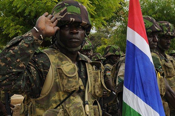 Durumdan rahatsız olan bölge liderleri de Jammeh'in iktidarı devretmemesi durumunda askeri müdahale gerçekleştirecekleri tehdidinde bulundu