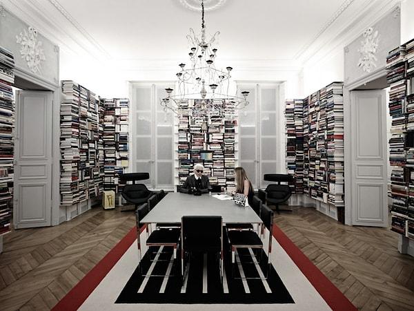 Daha önce de göz kamaştıran kütüphaneleri görüp sizinle paylaşmış olsak da Lagerfeld'in kütüphanesi son derece özgün.