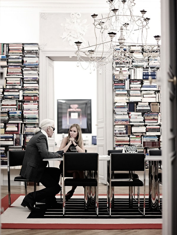 Lagerfeld, modern çizgilerdeki evi ile kütüphanesini birleştirmiş durumda. Tasarımda en çok dikkati çeken nokta ise kitapların dikey olarak değil, yatay olarak istiflenmiş olması.