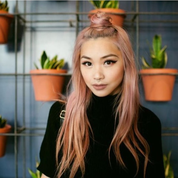 Можно покрасить только кончики, можно - только отдельные пряди или сделать омбре - это уже на ваше усмотрение.