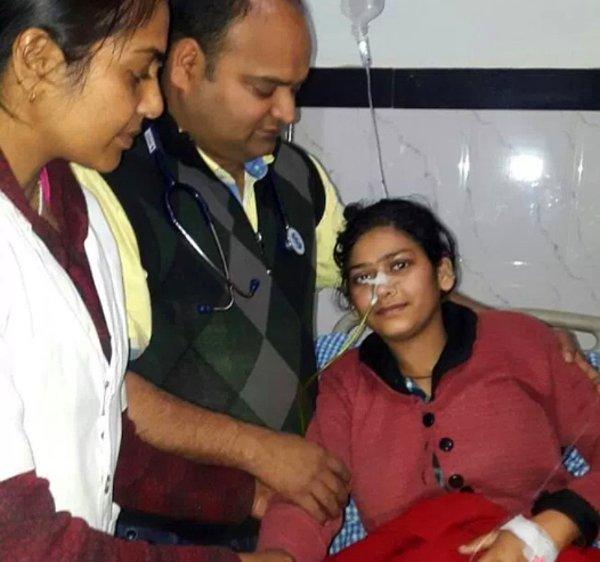Yoğun karın ağrısı, mide bulantısı ve kabızlık şikayeti olan 22 yaşındaki Hindistanlı Neha'ya, yaşadığı bölgedeki doktorlar uzun süredir teşhis koyamıyordu.