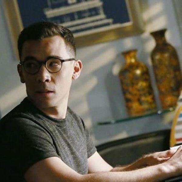 11. Конрад Рикамора, которому так идут очки