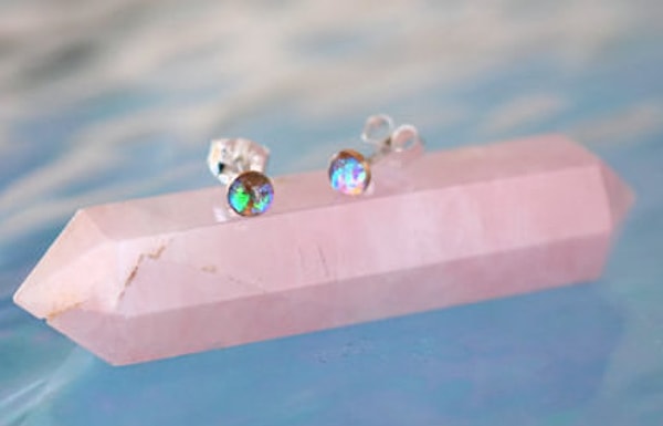 Крошечные серьги, которые превратят ваши ушки в маленькие радуги
