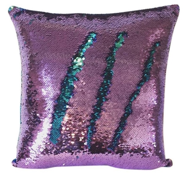 42. Диванная подушечка, расшитая пайетками, с которой вы не захотите расставаться никогда
