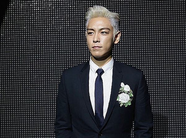 8. Южнокорейский певец T.o.p, кому идет как быть блондином, так и брюнетом