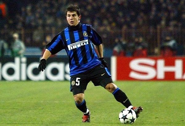 2000-2001 sezonunu da Galatasaray'da geçirdikten sonra 2001 yılında İtalyan devi Inter'e transfer oldu.