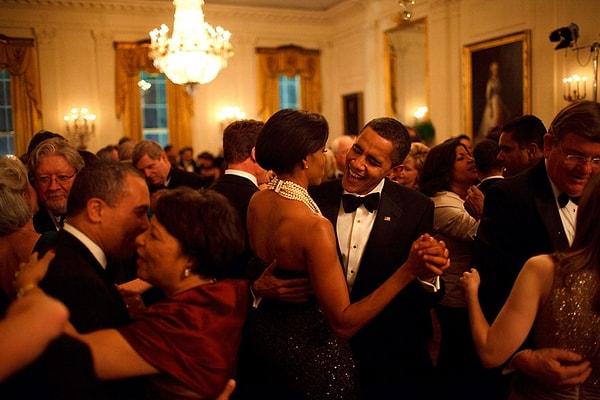 5. Michelle ve Barack Obama, eyalet başkanlarının balosunda dans ederken, 2009