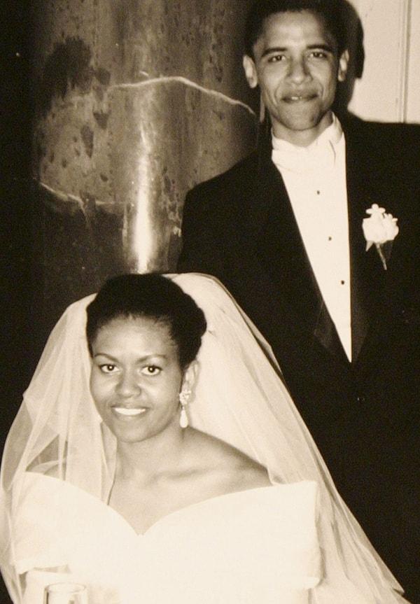 9. 18 Ekim 1992 yılında Barack Obama ve Michelle Obama, düğün için aile fotoğrafı çekiminde.