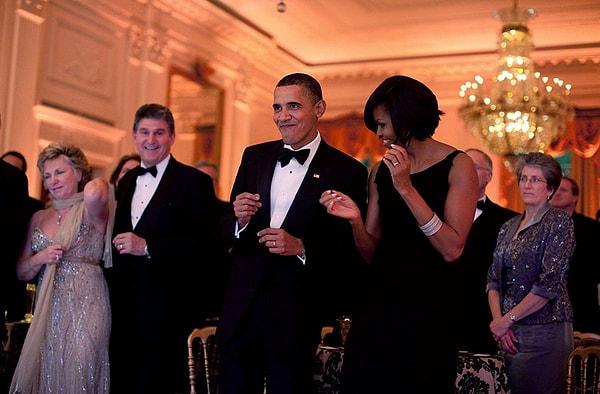 10. Barack Obama ve Michelle Obama birkaç dans figürü gösteriyorlar.