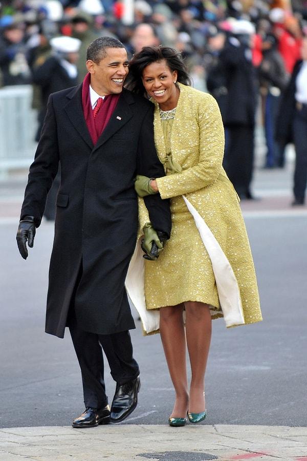 15. Washington D.C.'de gerçekleşen bir açılış yürüyüşünde Obama çifti, 2009