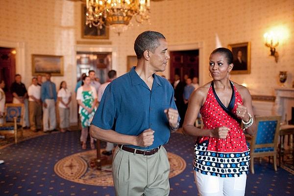 25. Başkan Obama ve Michelle Obama, Beyaz Saray'da müziğe ayak uyduruyor gibi yapıyorlar.