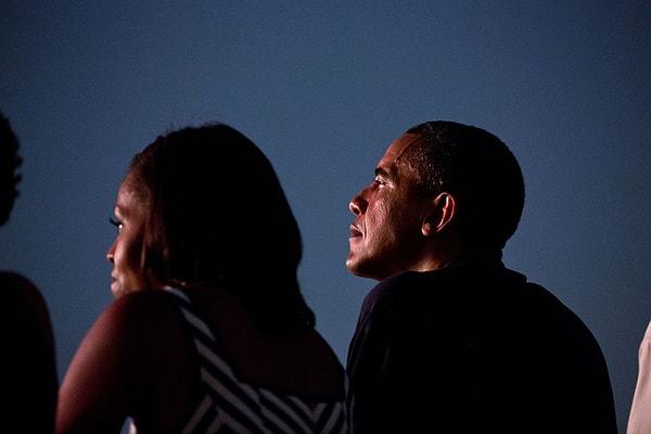 26. Başkan Obama ve Michelle Obama, Beyaz Saray'ın çatısında havai fişek gösterisi izliyorken...