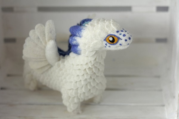 3. Эта талантливая девушка любит работать с фетром, самоцветами и ракушками.